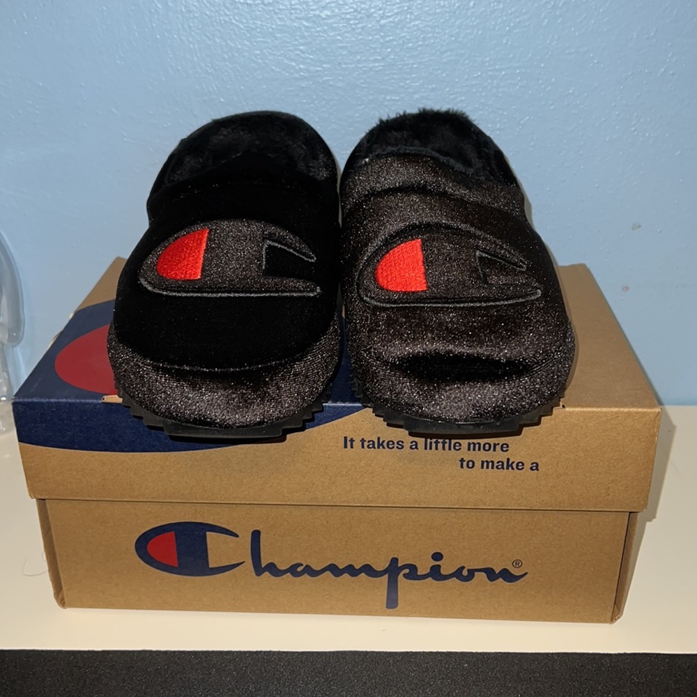 🆕 Champion Black Varsity Velvet Slippers Women’s Size 6 - Picture 2 of 5